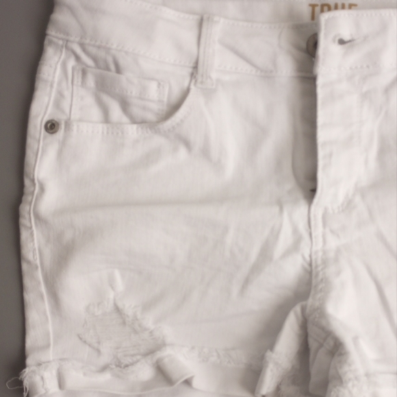 True Craft  Women's White Denim Distressed Cuffed Shorts Junior Size 16 - Picture 7 of 8